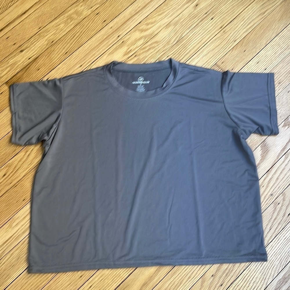 Real Essentials Gray Cropped Short Sleeve T-Shirt Size Small Quick Dry Stretch